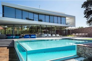 استخر شیشه ای